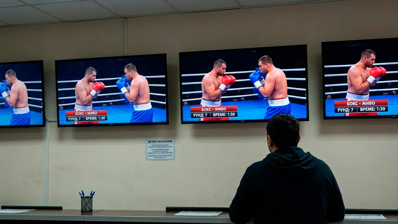 Зала на букмейкър със екрани, показващи heavyweight мач