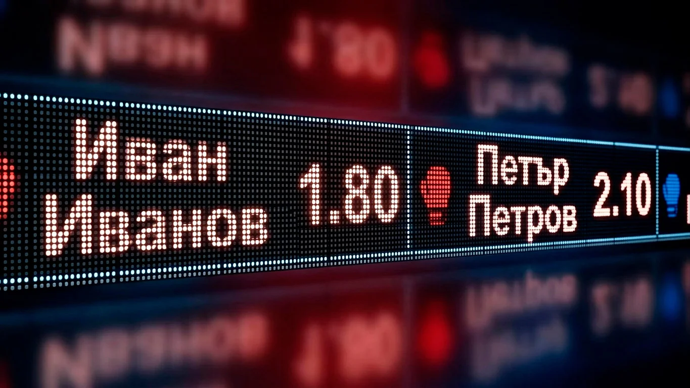 Близък план на табло с двупосочни коефициенти на боксов мач показващ цените на двамата боксьори